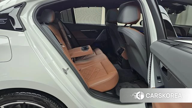 BMW 5 Series (G60) 2024 Белый из Кореи, фото 3