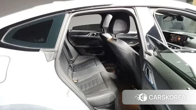 BMW i4 2022 Серебристо-серый из Кореи, фото 3