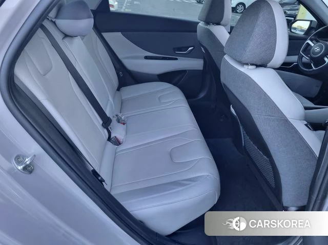 Hyundai Avante Hybrid (CN7) 2022 Светло-серебряный цвет из Кореи, фото 3