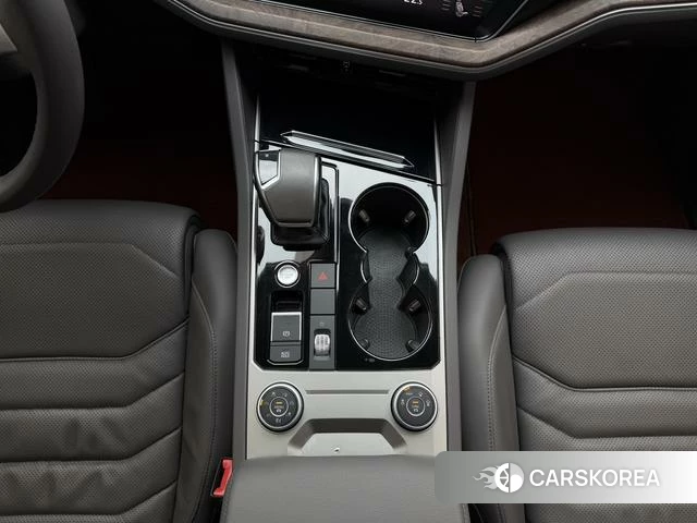 Volkswagen Touareg 2020 Черный из Китая, фото 3