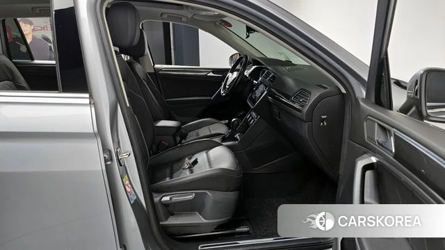 Volkswagen Tiguan Allspace 2020 Серебристо-серый из Кореи, фото 3