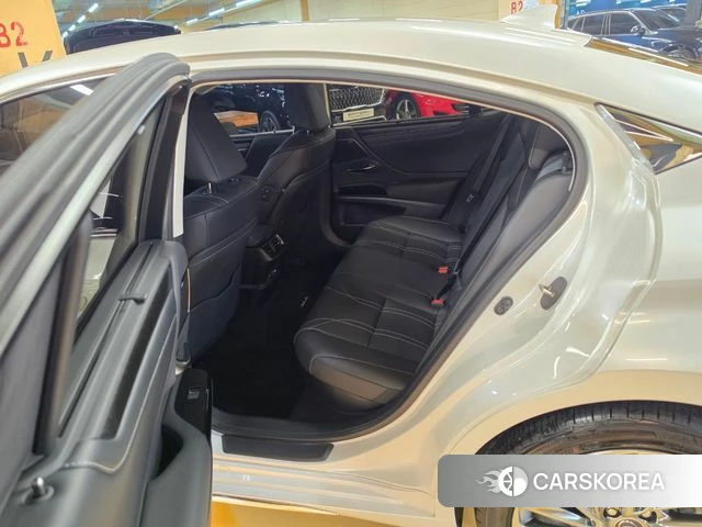 Lexus ES300h 7th generation 2025 Белый из Кореи, фото 3