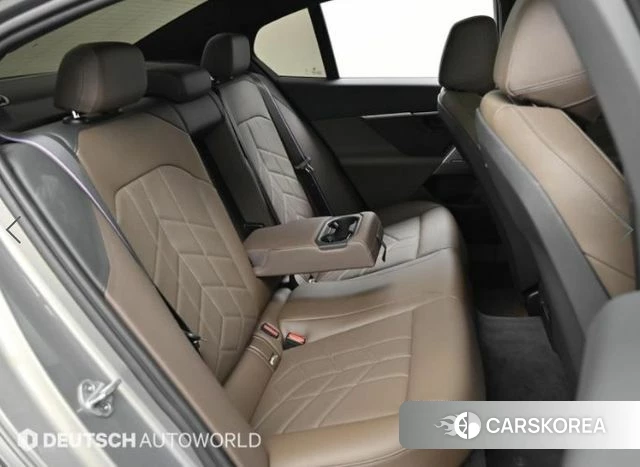 BMW 5 Series (G60) 2025 Серебристо-серый из Кореи, фото 3