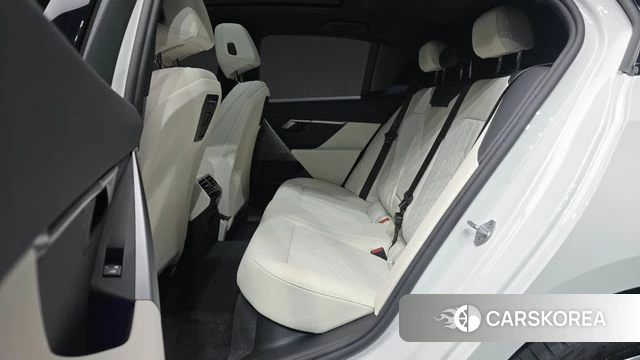 BMW 5 Series (G60) 2025 Белый из Кореи, фото 3