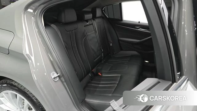 BMW 5 Series (G30) 2022 Серебристо-серый из Кореи, фото 3