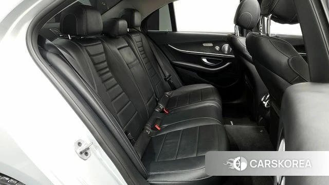Mercedes-Benz E-Class W213 2018 Серебряный из Кореи, фото 3