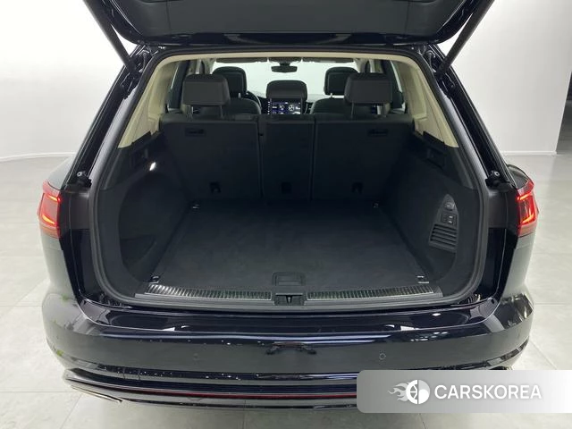 Volkswagen Touareg 2022 Черный из Китая, фото 3