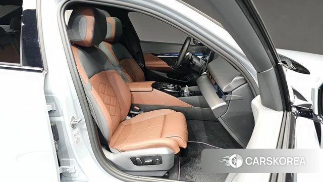 BMW 5 Series (G60) 2024 Серебристо-серый из Кореи, фото 3