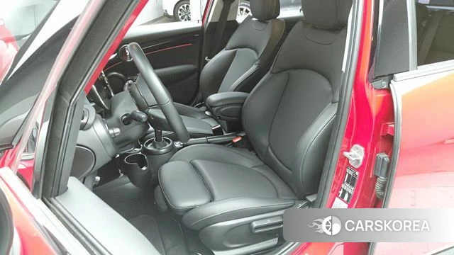 Mini Cooper 2023 Красный из Кореи, фото 3
