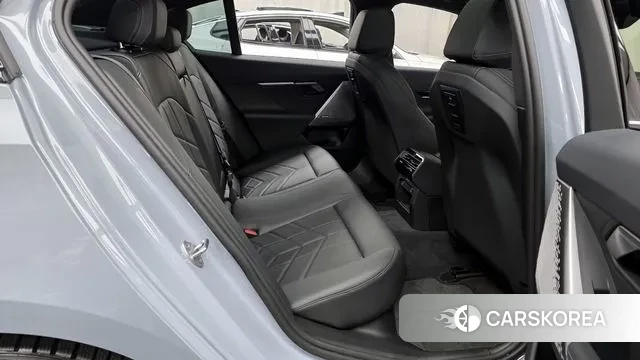 BMW 5 Series (G60) 2024 Светло-серебряный цвет из Кореи, фото 3