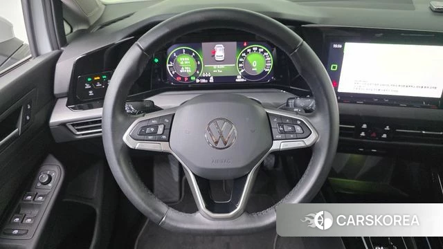 Volkswagen Golf 8th Generation 2023 Белый из Кореи, фото 3