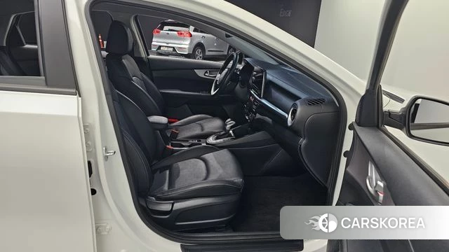 Kia The New K3 2nd generation 2021 Белый из Кореи, фото 3