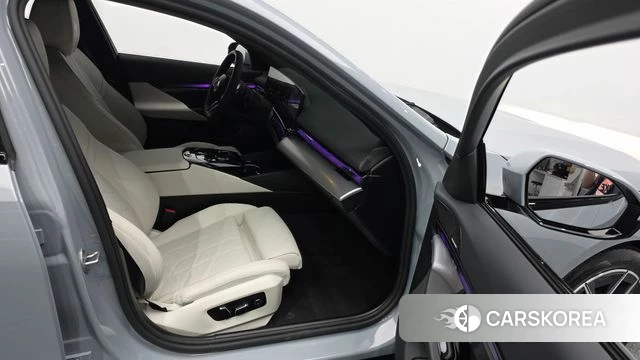 BMW 5 Series (G60) 2025 Серебристо-серый из Кореи, фото 3