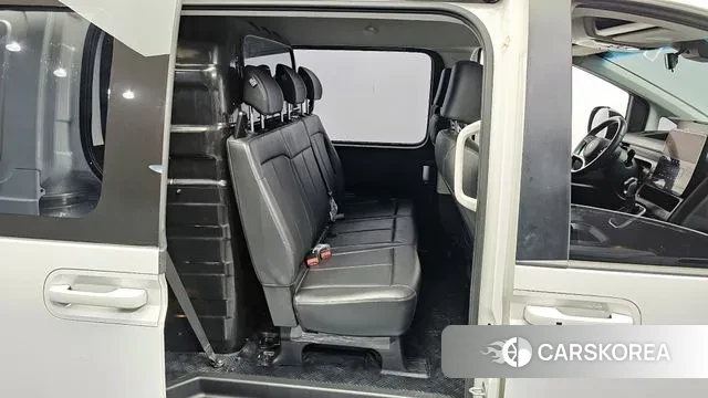 Hyundai Staria 2023 Белый из Кореи, фото 3