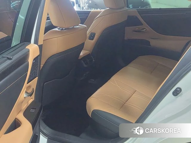 Lexus ES300h 7th generation 2022 Белый из Кореи, фото 3