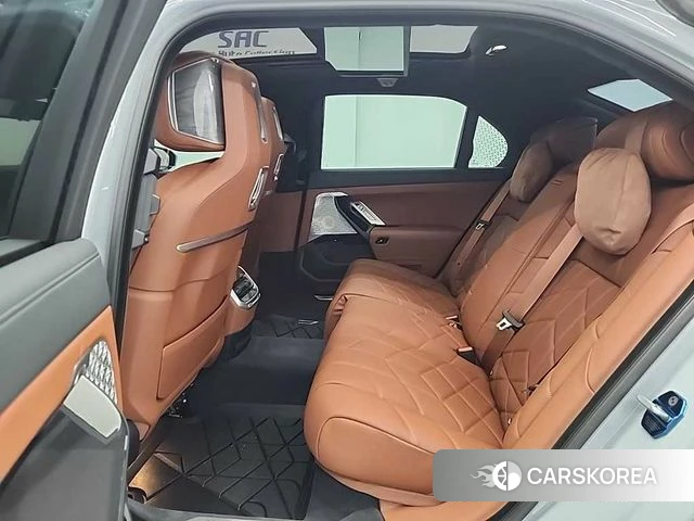 BMW i7 (G70) 2025 Серебристо-серый из Кореи, фото 3