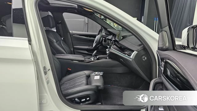 BMW 5 Series (G30) 2023 Белый из Кореи, фото 3