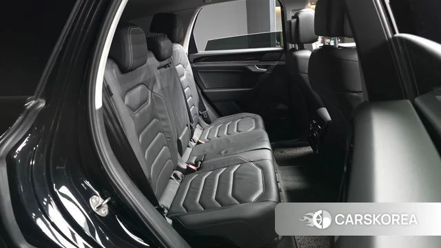 Volkswagen Touareg 3rd generation 2023 Черный из Кореи, фото 3