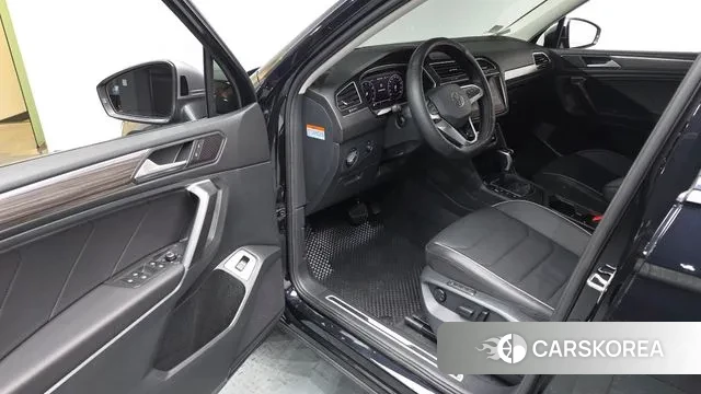 Volkswagen Tiguan Allspace 2024 Черный из Кореи, фото 3