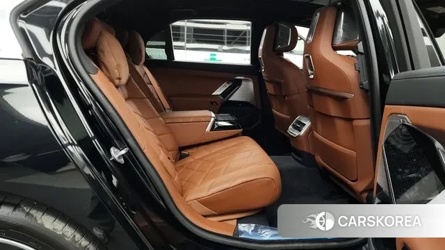 BMW 7 Series (G70) 2024 Черный из Кореи, фото 3