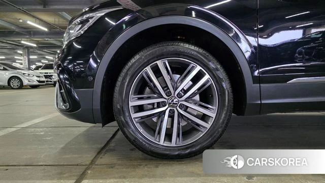 Volkswagen Tiguan Allspace 2024 Черный из Кореи, фото 3