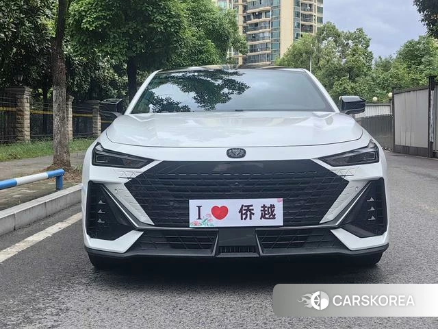 Chang'an UNI-V 2023 Белый из Китая, фото 3
