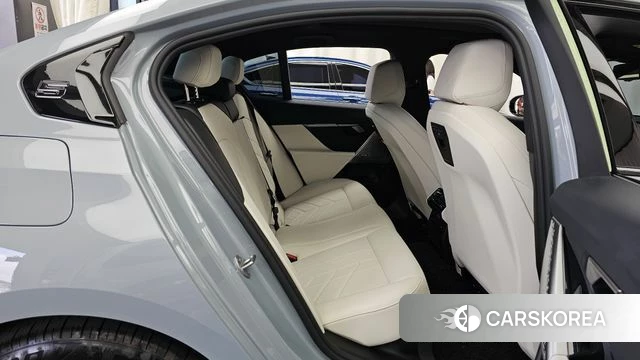 BMW 5 Series (G60) 2025 Светло-серебряный цвет из Кореи, фото 3
