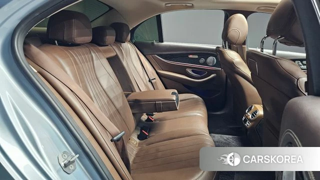 Mercedes-Benz E-Class W213 2018 Светло-серебряный цвет из Кореи, фото 3