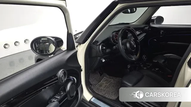 Mini Cooper 2021 Жемчужный цвет из Кореи, фото 3