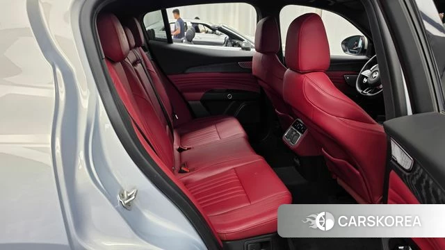 Maserati Grecale 2023 Светло-серебряный цвет из Кореи, фото 3