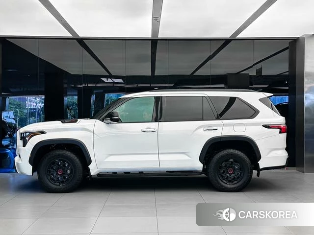 Toyota Sequoia 2023 Белый из Китая, фото 3