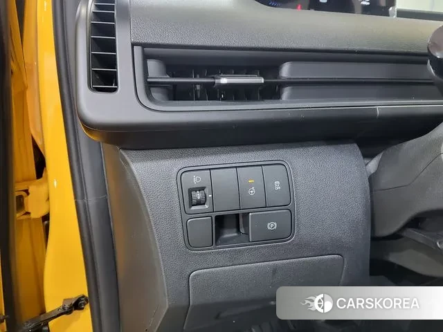 Hyundai Staria 2023 Желтый из Кореи, фото 3