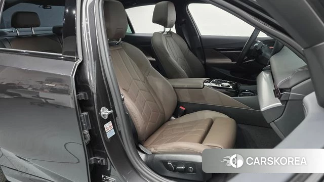 BMW 5 Series (G60) 2023 Серый из Кореи, фото 3