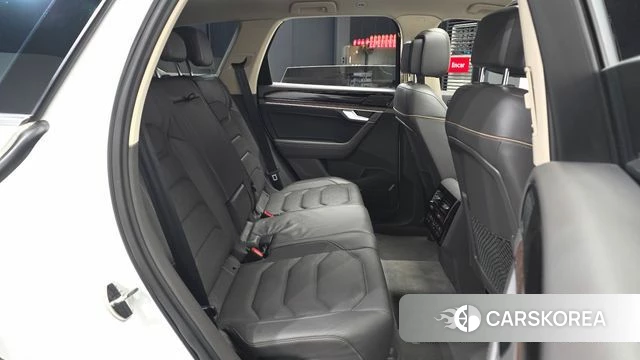 Volkswagen Touareg 3rd generation 2023 Белый из Кореи, фото 3