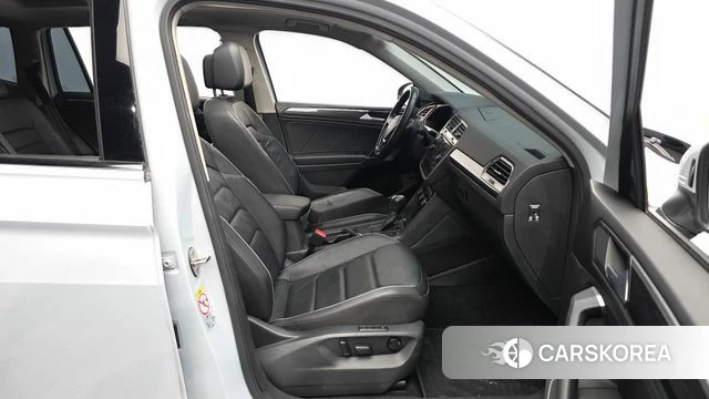 Volkswagen Tiguan Allspace 2018 Серебристо-серый из Кореи, фото 3