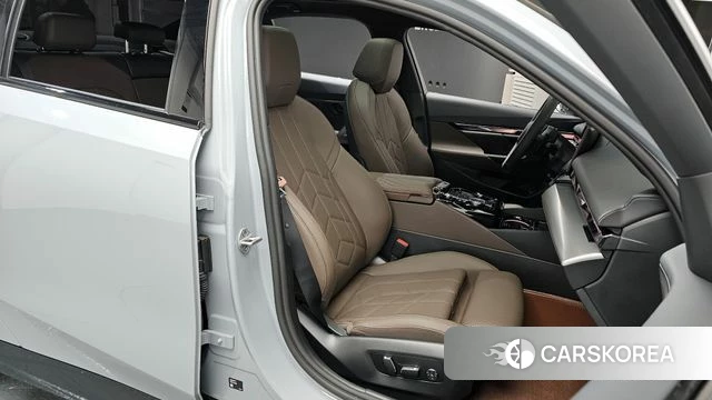 BMW 5 Series (G60) 2025 Серебристо-серый из Кореи, фото 3