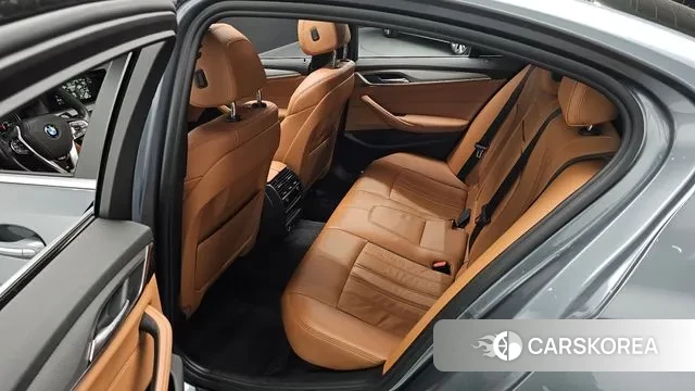 BMW 5 Series (G30) 2018 Цвет галактики из Кореи, фото 3