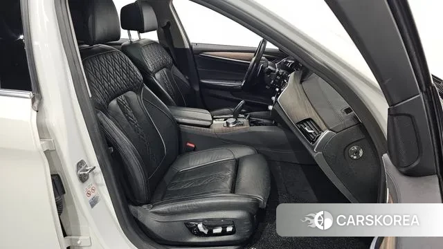 BMW 5 Series (G30) 2019 Белый из Кореи, фото 3