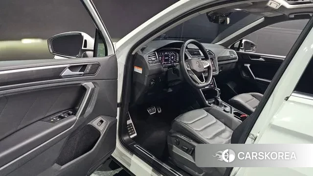 Volkswagen Tiguan second Generation 2023 Белый из Кореи, фото 3