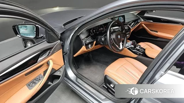 BMW 5 Series (G30) 2018 Серебристо-серый из Кореи, фото 3