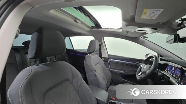 Volkswagen Golf 8th Generation 2023 Белый из Кореи, фото 3