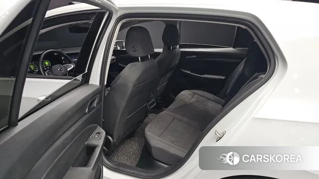 Volkswagen Golf 8th Generation 2022 Белый из Кореи, фото 3