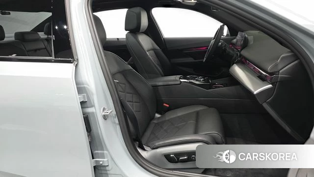 BMW 5 Series (G60) 2025 Светло-серебряный цвет из Кореи, фото 3