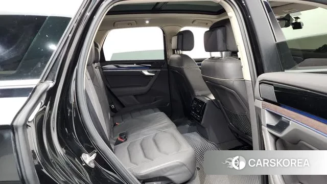 Volkswagen Touareg 3rd generation 2023 Черный из Кореи, фото 3