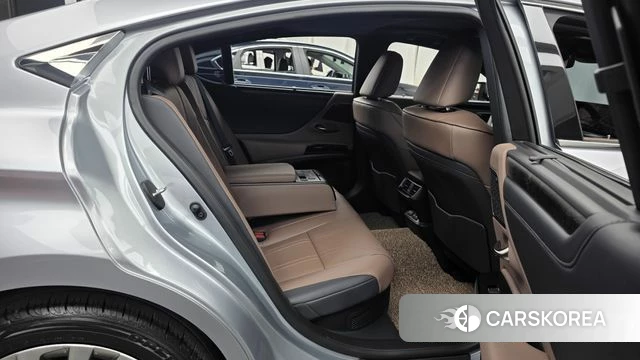 Lexus ES300h 7th generation 2023 Серебряный из Кореи, фото 3