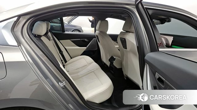 BMW 5 Series (G60) 2025 Светло-серебряный цвет из Кореи, фото 3