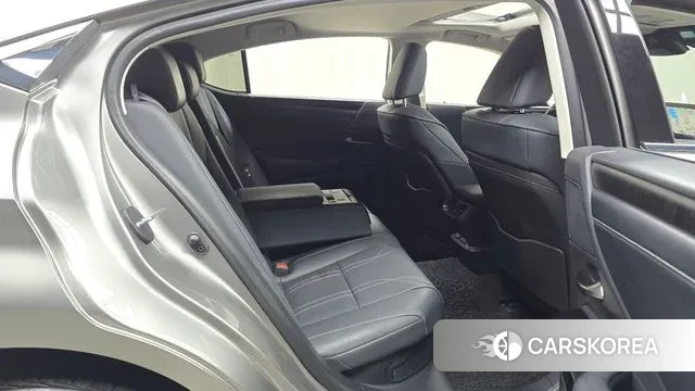 Lexus ES300h 7th generation 2022 Серебряный из Кореи, фото 3