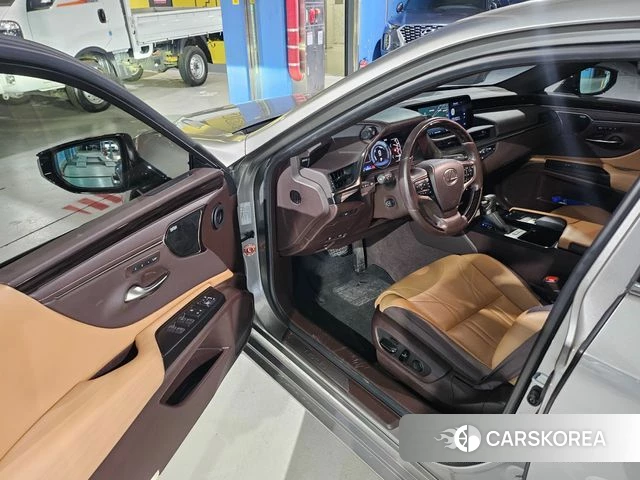 Lexus ES300h 7th generation 2021 Серебристо-серый из Кореи, фото 3