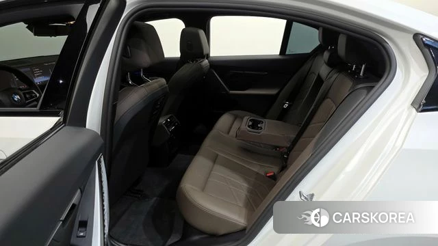 BMW 5 Series (G60) 2025 Белый из Кореи, фото 3