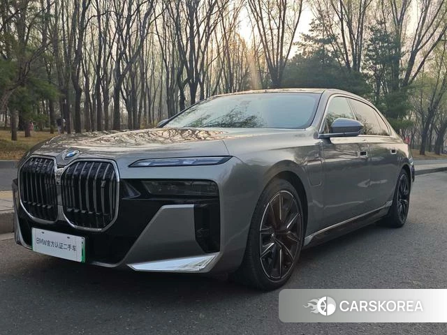 BMW i7 2024 Серебристо-серый из Китая, фото 3